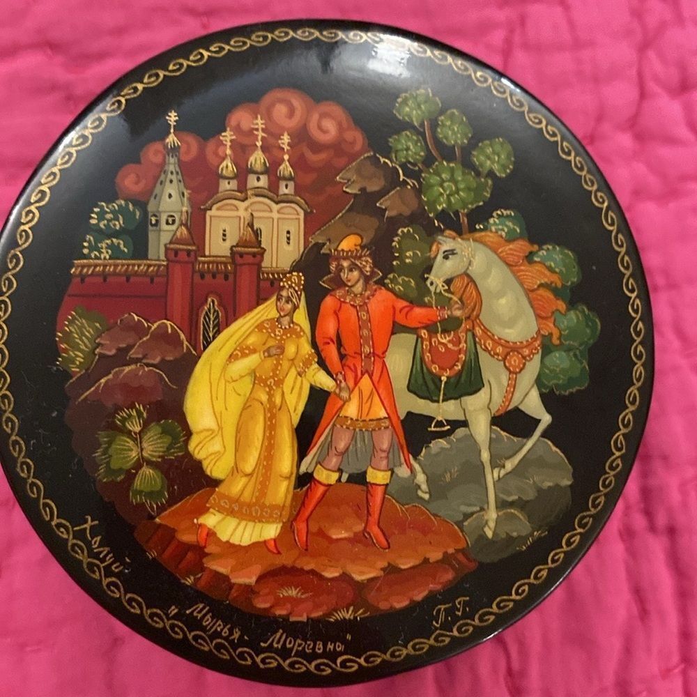 Palekh Russian traditional Elegant Black and Gold Jewelry Box